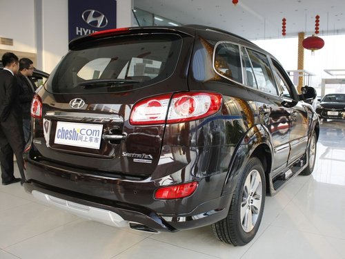 现代(进口)  新胜达 2.4 AT 车辆右侧尾部视角