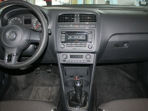 上海大众  Cross Polo 1.6 MT 中控仪表台总特写