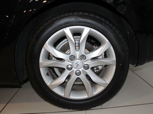 东风标致  508 2.0 AT 后轮整体照片