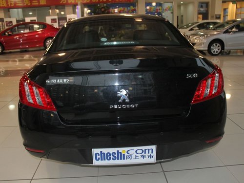 东风标致  标致508 2.0 AT 车辆正后方尾部视角