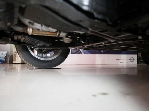 东风日产  奇骏 2.5 CVT 4WD 前悬架特写