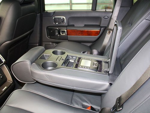 路虎  揽胜 5.0T AT 第二排座椅中间特写