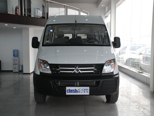 大通MAXUS V80 2.5T MT 车头正面视角