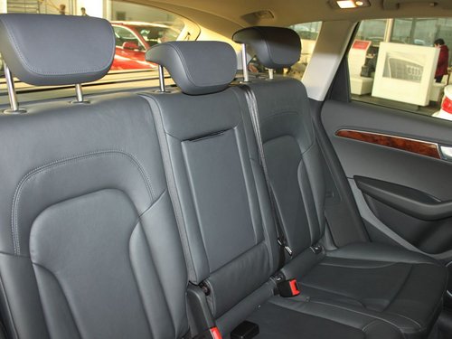 一汽奥迪  Q5 2.0TSI AT 第二排座椅45度视角