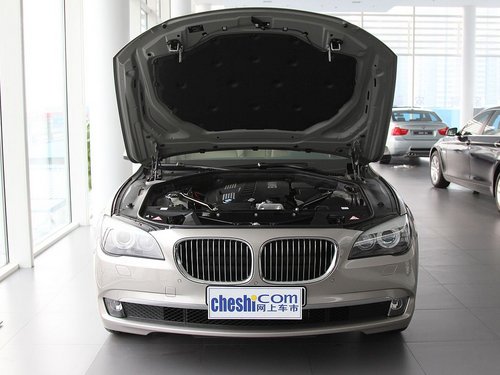 宝马(进口)  730Li 车辆发动机舱整体