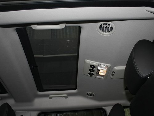 路虎  第四代发现 5.0 AT 第二排车顶上方