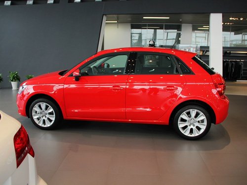 奥迪(进口) A1 30TFSI 1.4T 车辆左正侧视角
