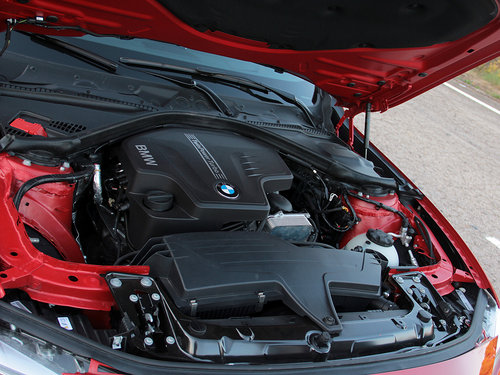 宝马(进口) 328i 2.0T AT 发动机主体特写