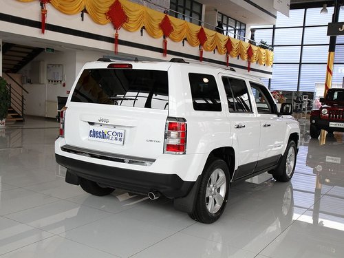 Jeep吉普  自由客 2.4 AT 车辆右侧尾部视角