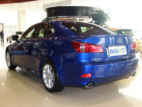 雷克萨斯 IS250 F-Sport 2.5 AT 车辆左后45度视角