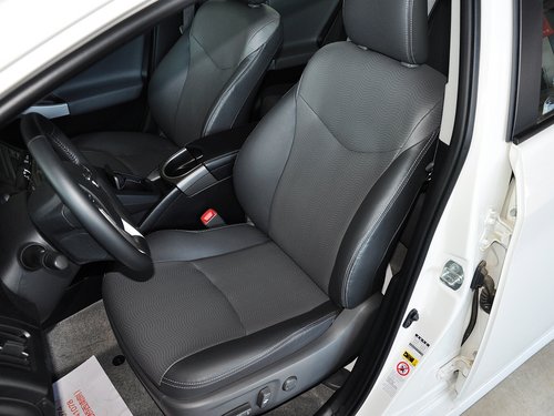 一汽丰田  1.8L CVT 驾驶席座椅前45度视图