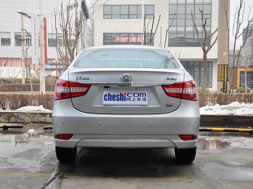 东风风神  2.0 CVT 车辆正后方尾部视角