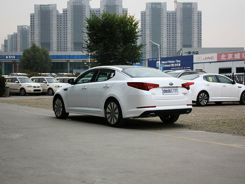 东风悦达起亚  K5 2.0 DLX AT 车辆左后45度视角