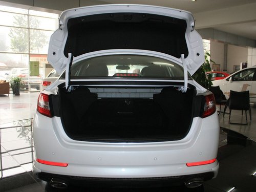 东风悦达起亚  K5 2.0 Premium AT 后备箱整体特写