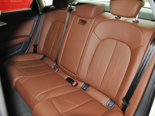 一汽奥迪  30 FSI CVT 第二排座椅45度视角