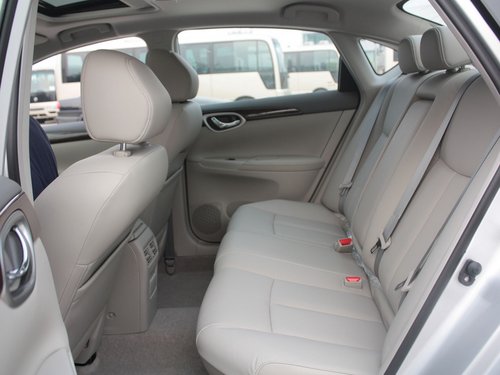 东风日产  轩逸 1.8 XL CVT 第二排座椅正视图