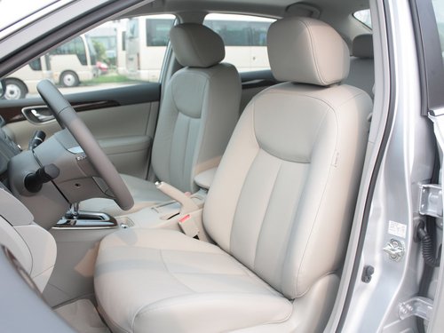 东风日产 轩逸 1.8 XL CVT 驾驶席座椅前45度视图