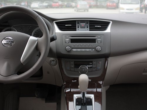 东风日产  轩逸 1.8 XL CVT 中控仪表台总特写