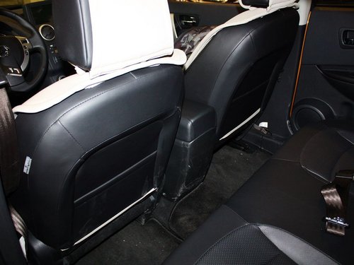 东风日产  逍客 2.0L CVT 第一排座椅靠背后方