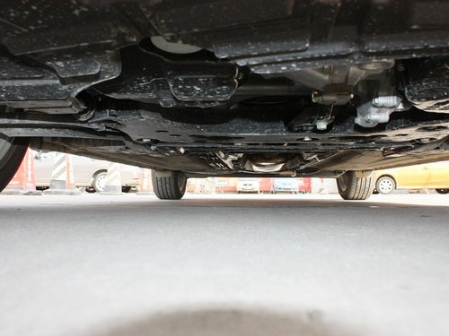 东风日产  1.8 XV CVT 前发动机底部特写