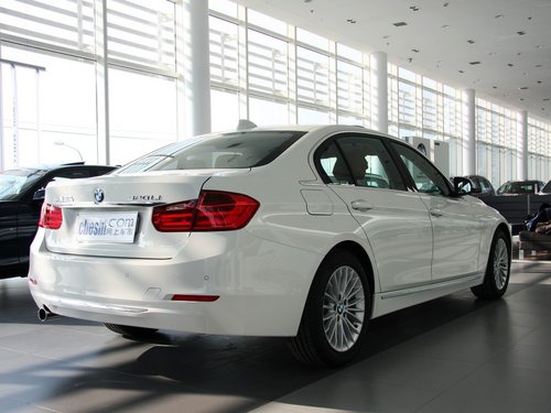 华晨宝马 320Li 2.0T AT 车辆右侧尾部视角