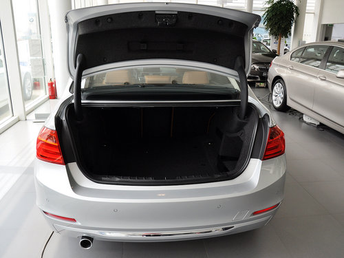 华晨宝马  320Li 2.0T 后备箱整体特写