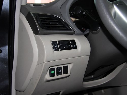 东风日产  轩逸 1.6 XE CVT 方向盘左后仪表台