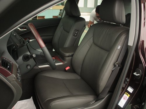 一汽丰田  3.0L AT 驾驶席座椅前45度视图