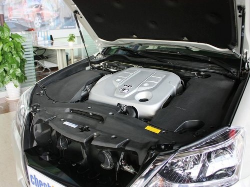 一汽丰田  皇冠 2.5L AT 发动机主体特写