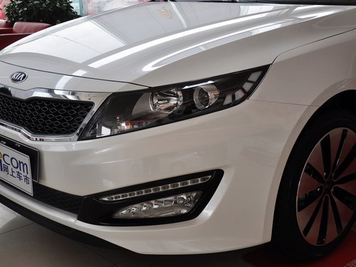 东风悦达起亚  起亚K5 2.0L AT 车辆左前大灯45度视角