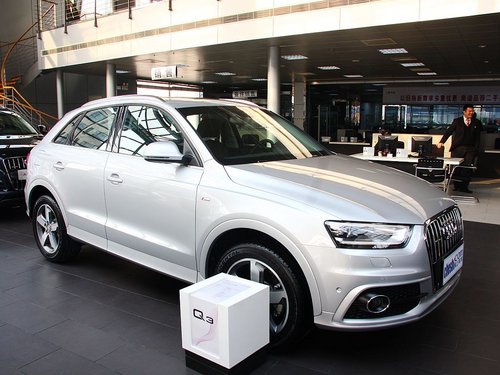 奥迪(进口)  Q3 2.0T 车辆右侧45度角