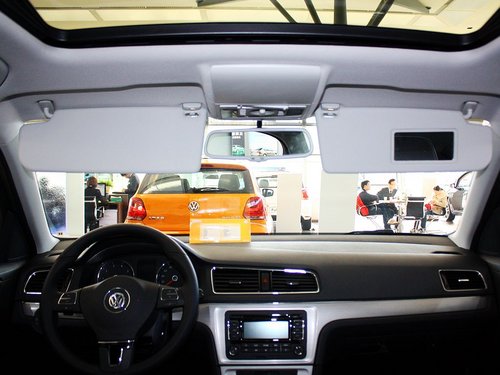 上海大众  1.6L 自动 前遮阳板打开