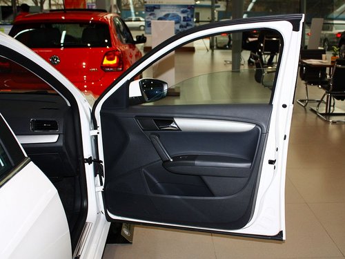 上海大众 朗逸 1.6L MT 右前车门正视图