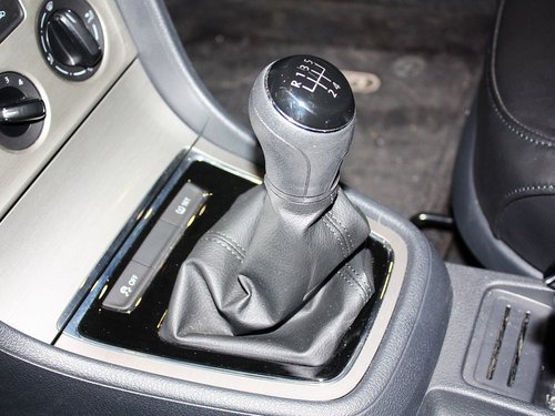 上海大众  朗逸 1.6L MT 挂档把手特写