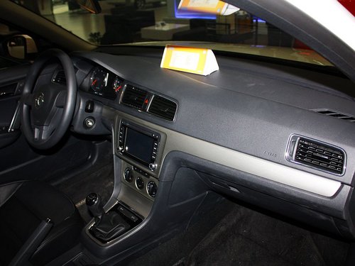 上海大众 朗逸 1.6L MT 中控台右侧