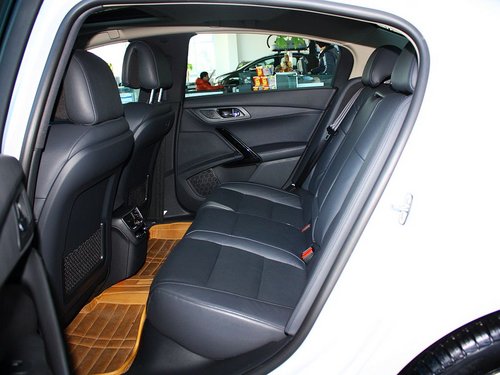 东风标致  标致508 2.0L AT 第二排座椅正视图