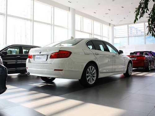 华晨宝马  530Li 3.0L AT 车辆右侧尾部视角
