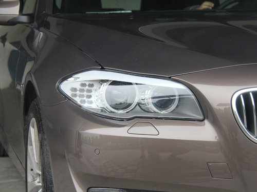 华晨宝马  530Li 3.0L 车辆右前大灯正视图