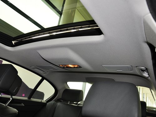 华晨宝马  520Li 2.0T 第二排车顶上方