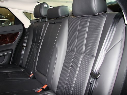 捷豹  XJL 3.0SC AT 第二排座椅45度视角