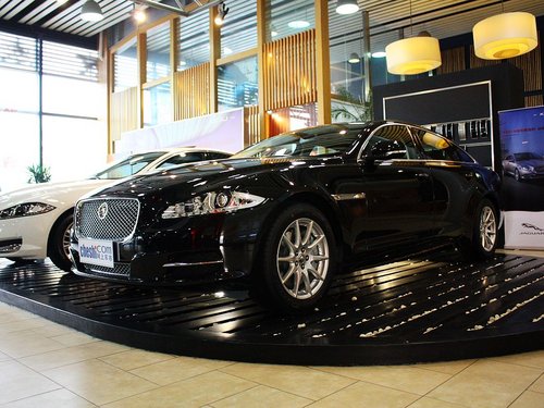 捷豹 XJL 2.0T AT 车辆左前45度视角