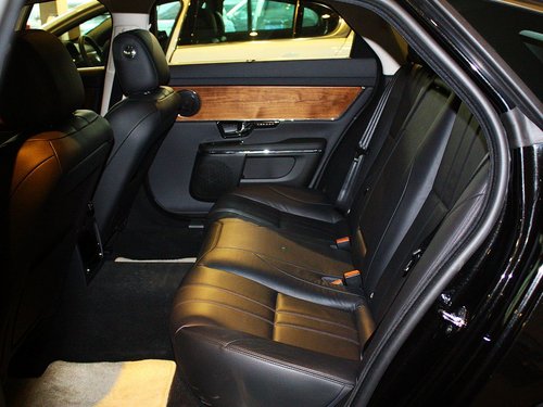 捷豹  XJL 2.0T AT 第二排座椅正视图
