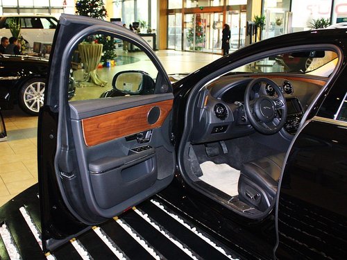 捷豹  XJL 2.0T AT 左前车门45度视角