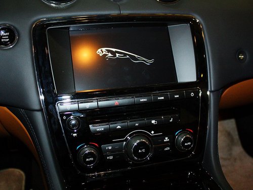 捷豹  XJL 2.0T AT 中控台中央特写