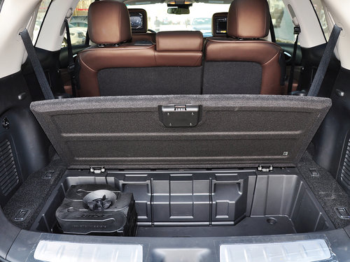 英菲尼迪  JX35 3.5L CVT 打开后备箱内盖板特写