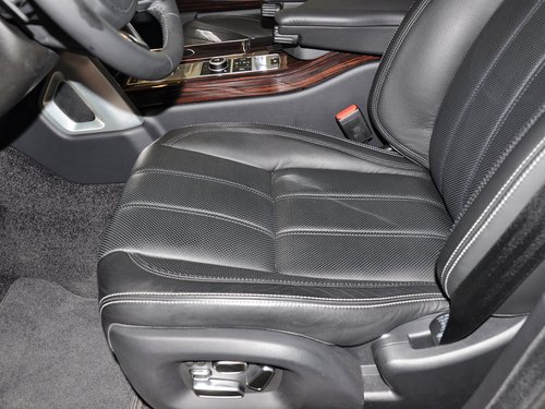 路虎  揽胜 5.0 V8 驾驶席坐垫特写