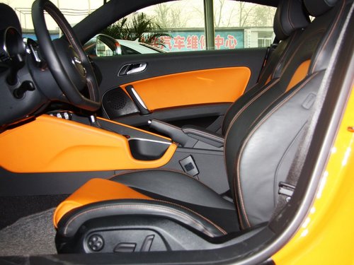奥迪(进口) 奥迪TTS Coupe 2.0TFSI 驾驶席座椅正视图