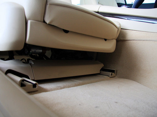 宝马(进口)  740Li 3.0T 副驾驶席下方储物空间