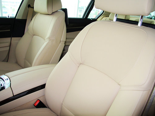 宝马(进口)  740Li 3.0T 驾驶席座椅前45度视图