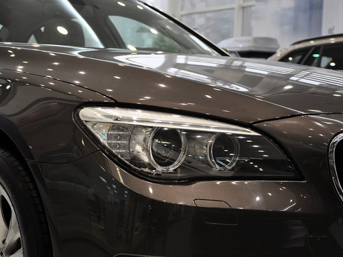 宝马(进口)  730Li 3.0L AT 车辆右前大灯45度视角